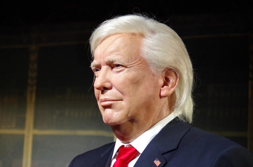 Dólar avança 5,83 pressão trump