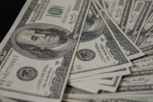dolar-cai-minima-dois-anos