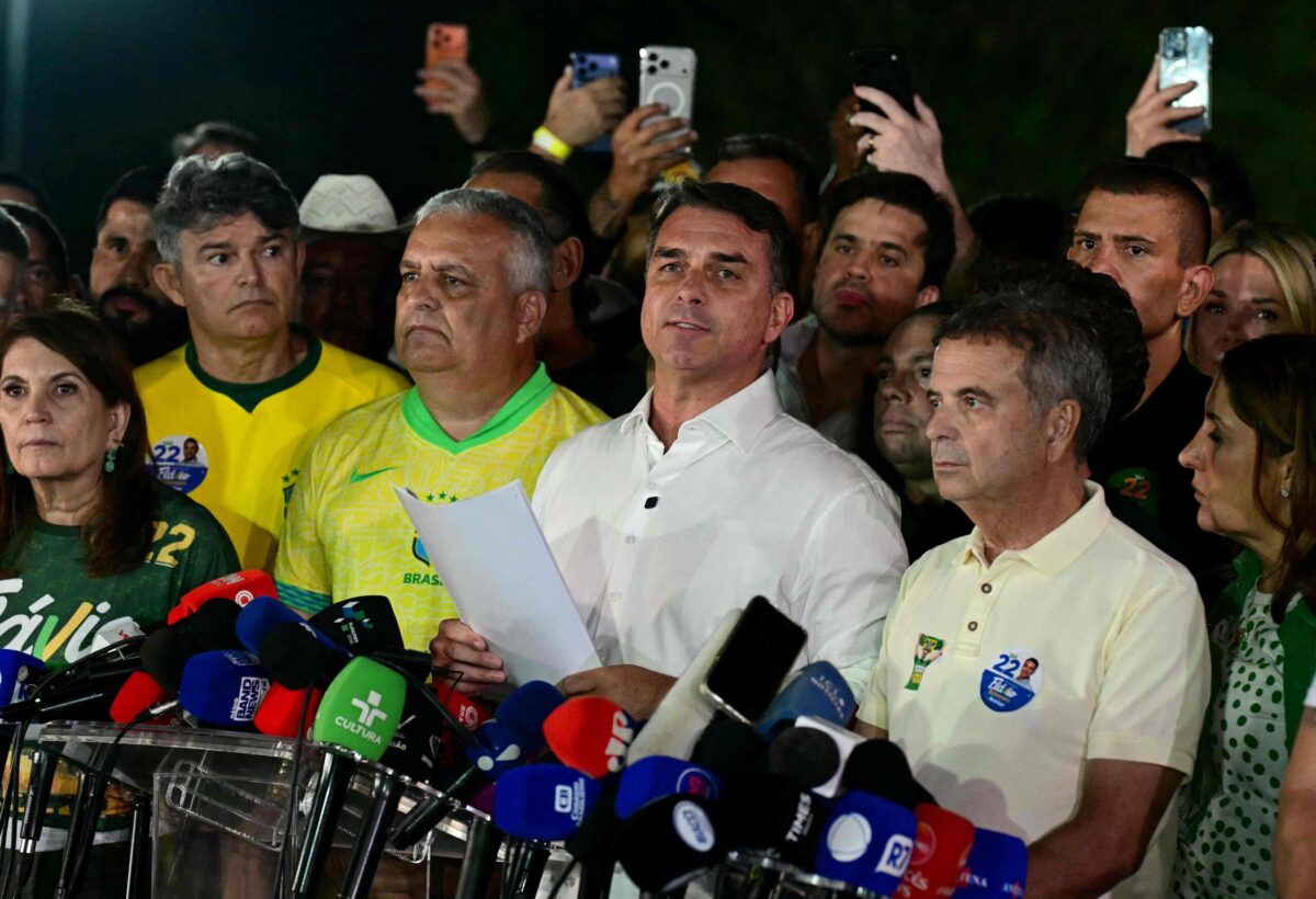 flavio-bolsonaro-intimado-pf-entregar-passaportes